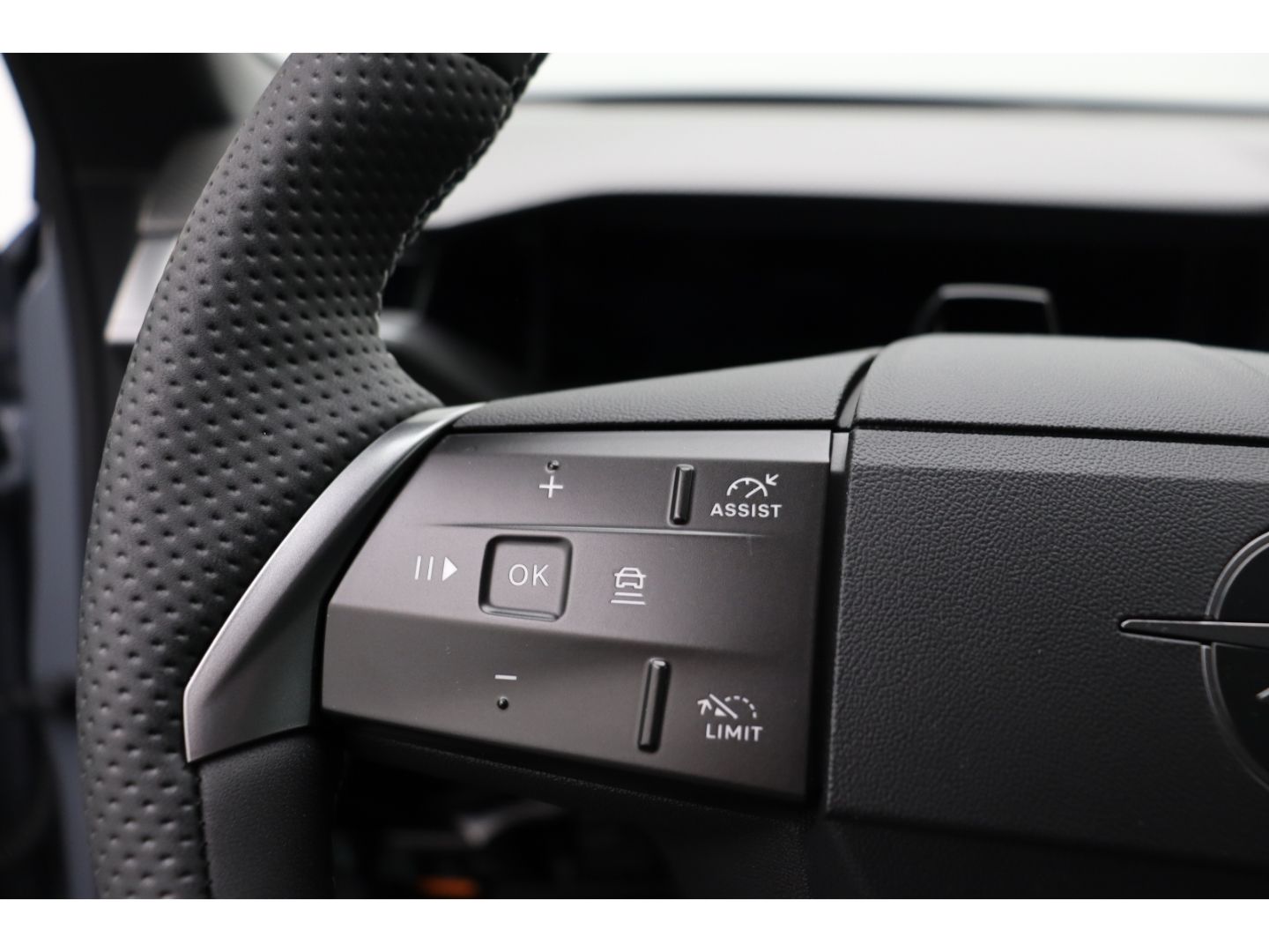 Fahrzeugabbildung Opel Grandland Electric 157 kW GS Tech Paket,Allwette