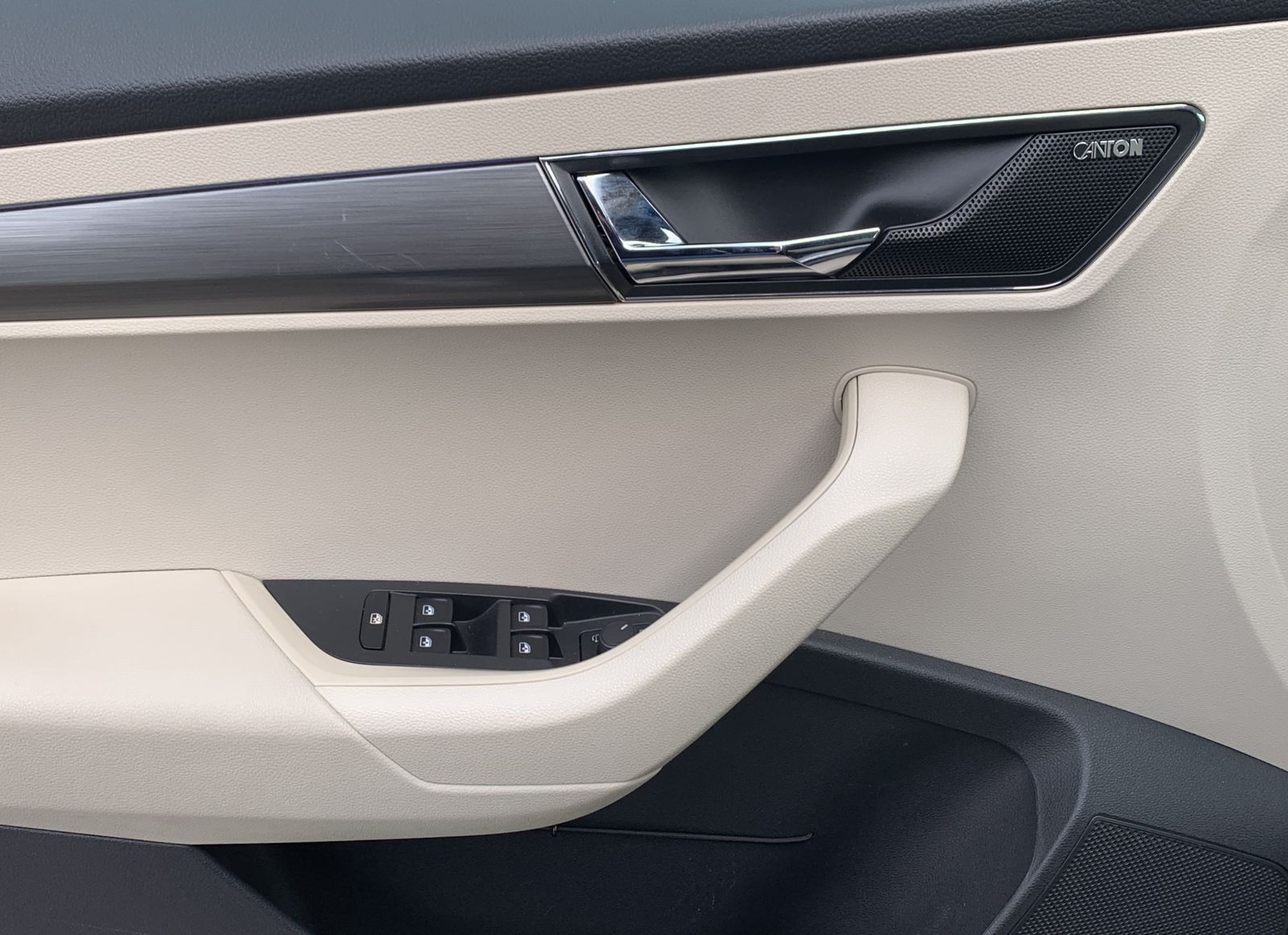 Fahrzeugabbildung SKODA Karoq 2.0 TDI*Style*LED*Navi*Pano*STHZ*CANTON*