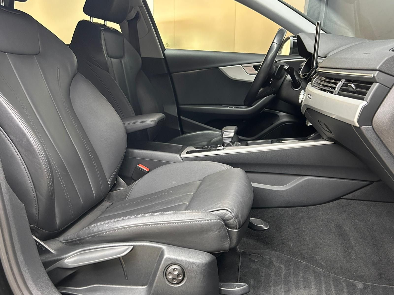 Fahrzeugabbildung Audi A4 45 TDI Quatt Tipt Sport LEDER+SHZ+NAV+LED+ACC
