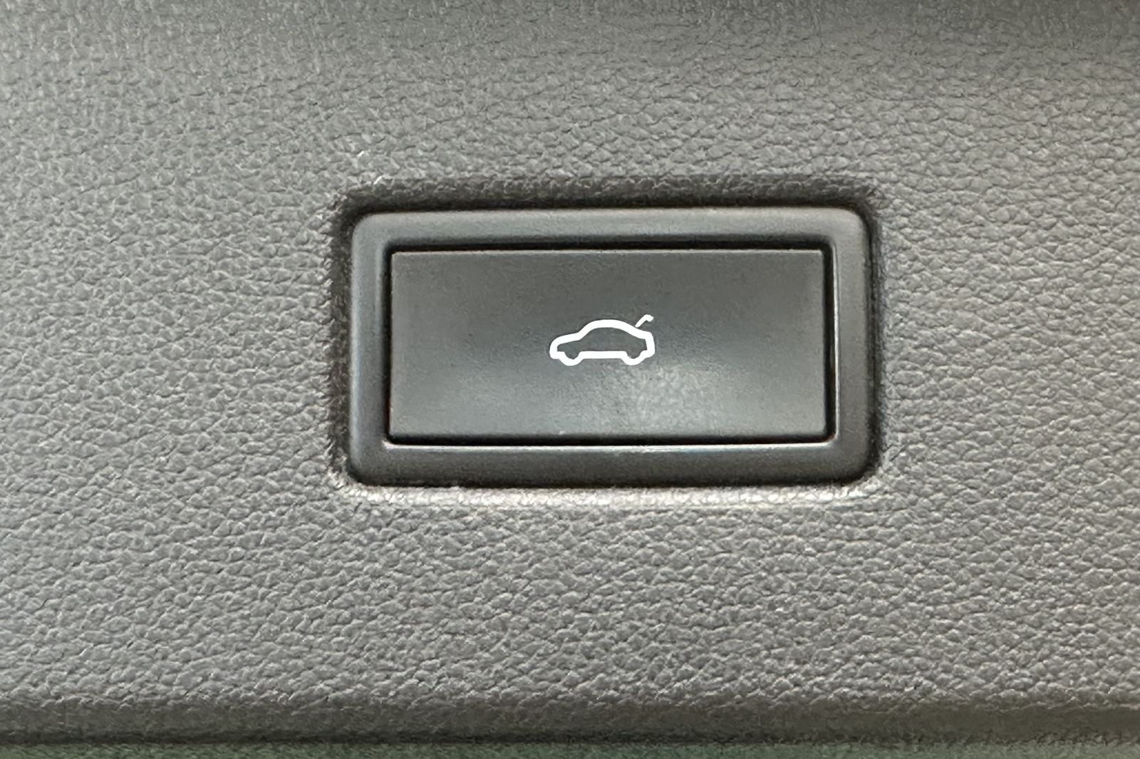 Fahrzeugabbildung Volkswagen Tiguan 2.0 TDI DSG 4M R-Line NAV+MATRIX+PANO+KAM