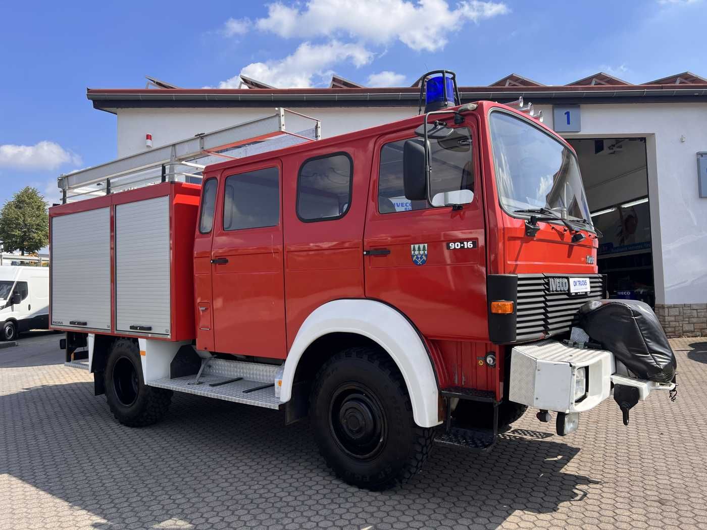 Fahrzeugabbildung Iveco 90-16 AW 4x4 LF8 Feuerwehr Standheizung 9 Sitze