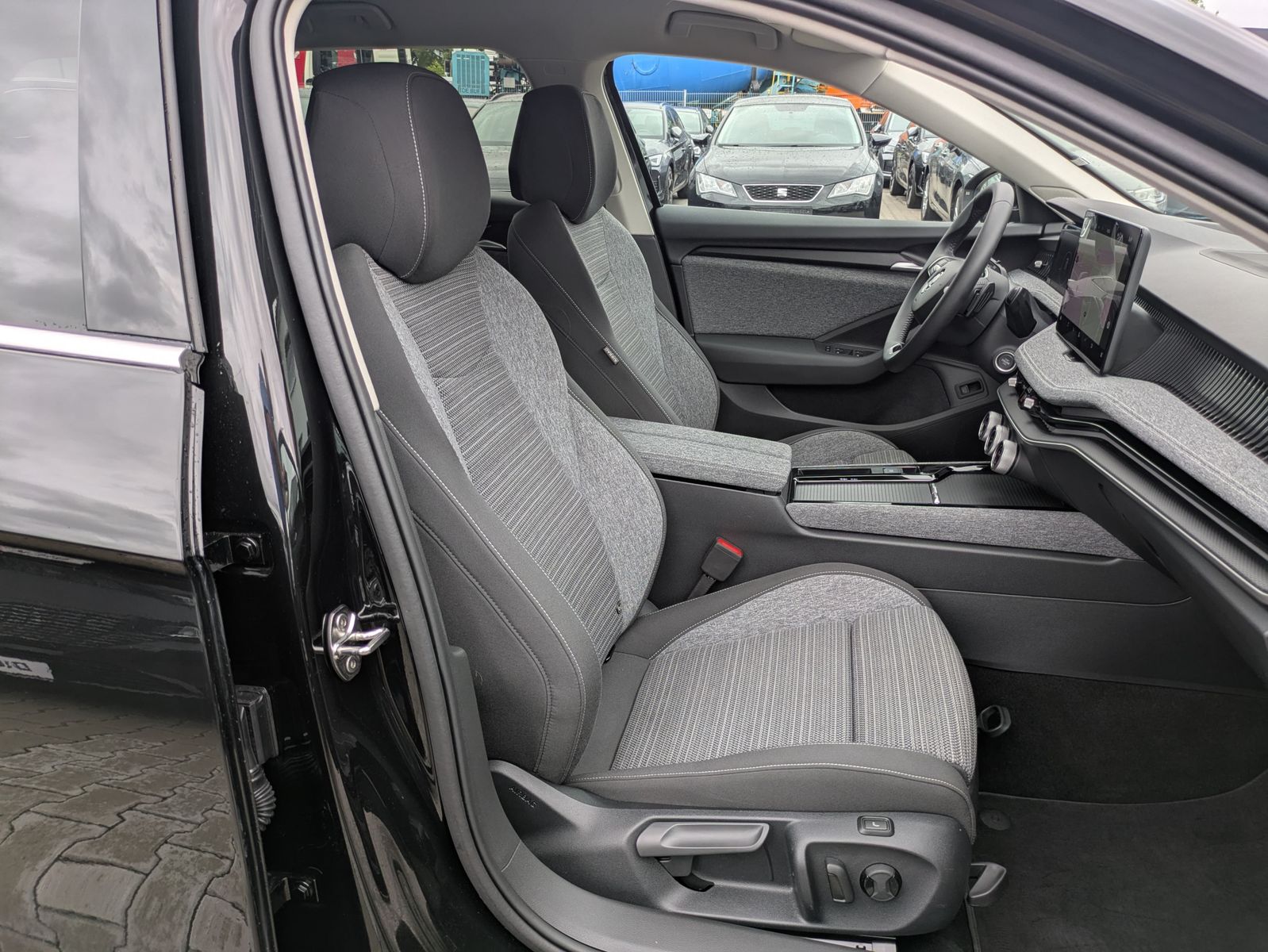 Fahrzeugabbildung SKODA Superb 2.0 TDI 4x4 Selection MATRIX*AHK*5J GAR.