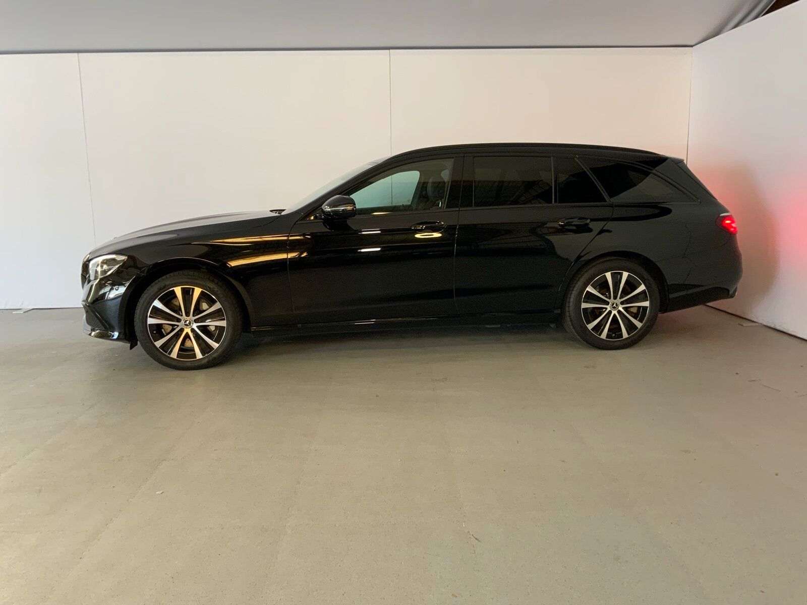 Mercedes-Benz E 300 de 4M T AVANTGARDE Night Distronic AHK imagem 3