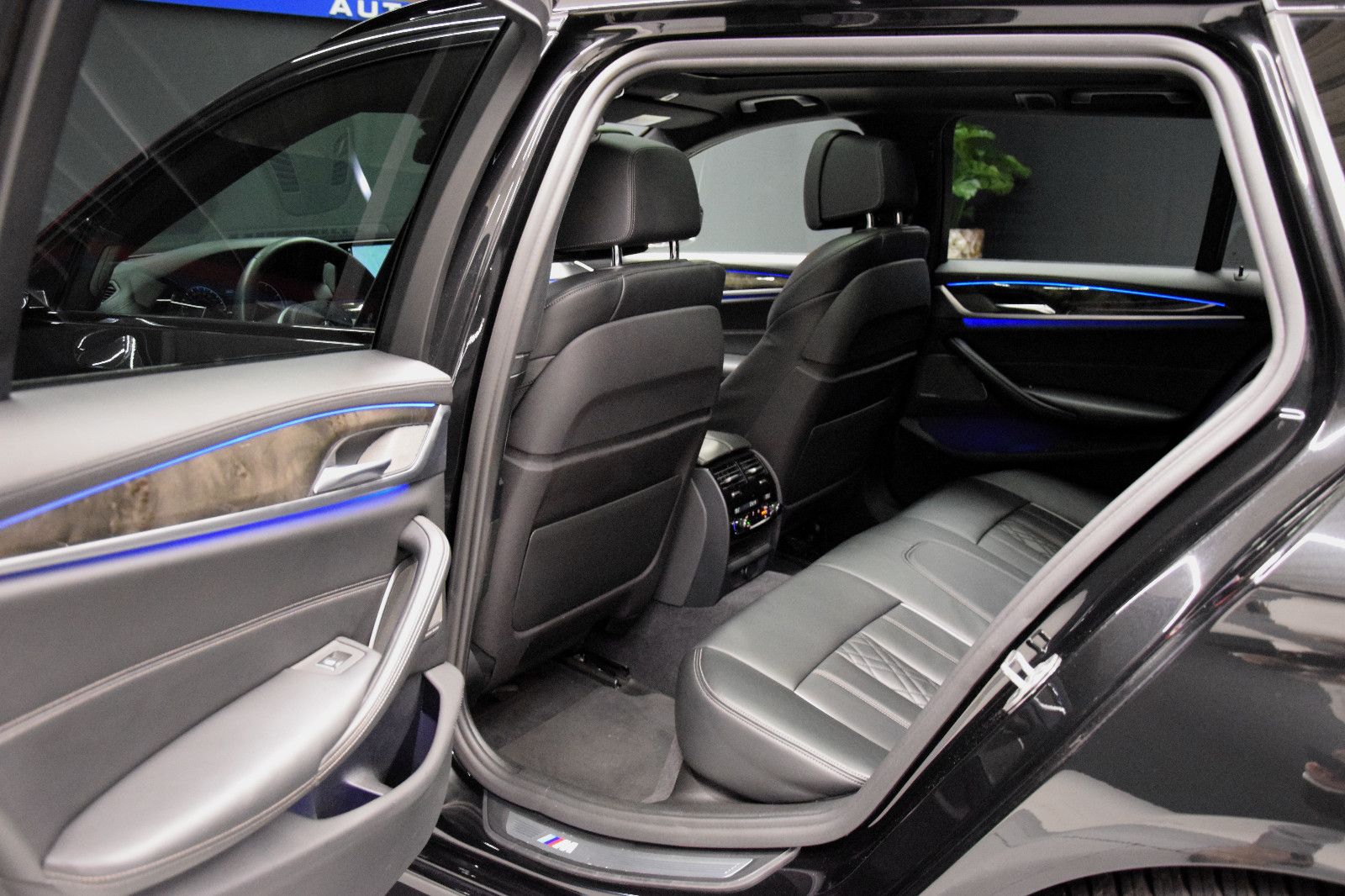Fahrzeugabbildung BMW M550d xDr Tour Pano H/K HuD ACC Sitzlüft Massage