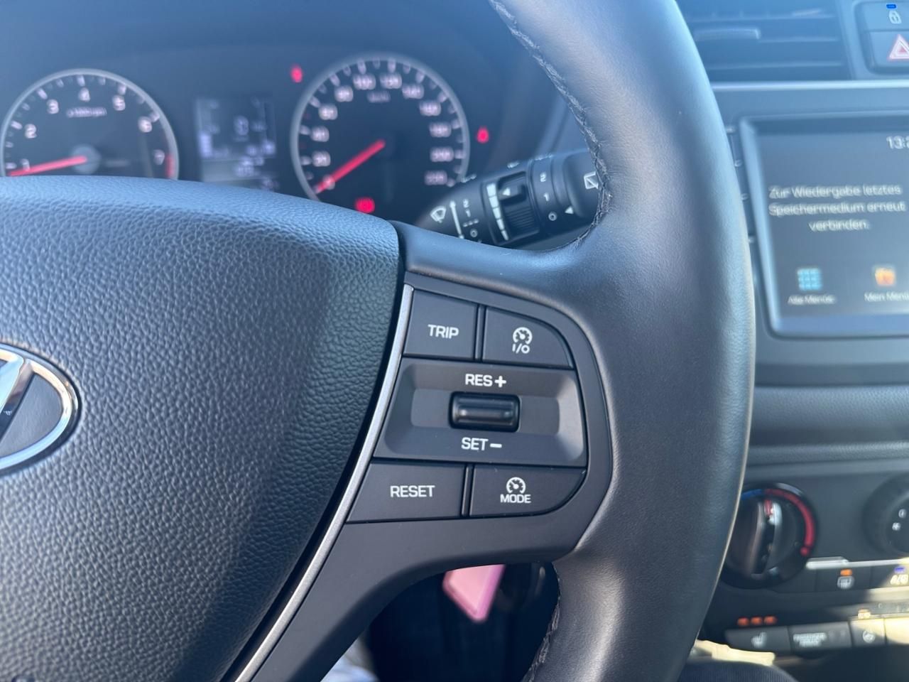 Fahrzeugabbildung Hyundai i20 TREND KAMERA*SHZ*LHZ*CARPLAY*KLIMA*PDC*RADIO