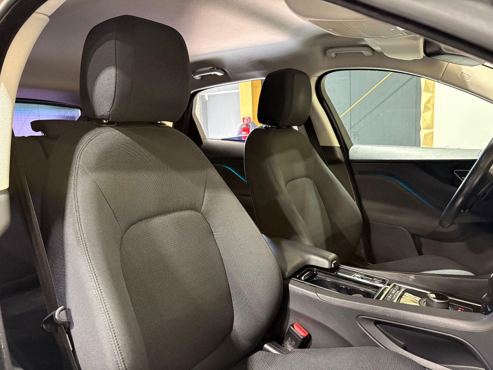 Fahrzeugabbildung Jaguar F-PACE Pure AWD/HEAD-UP/NAVI/PDC/SOUNDSYSTEM