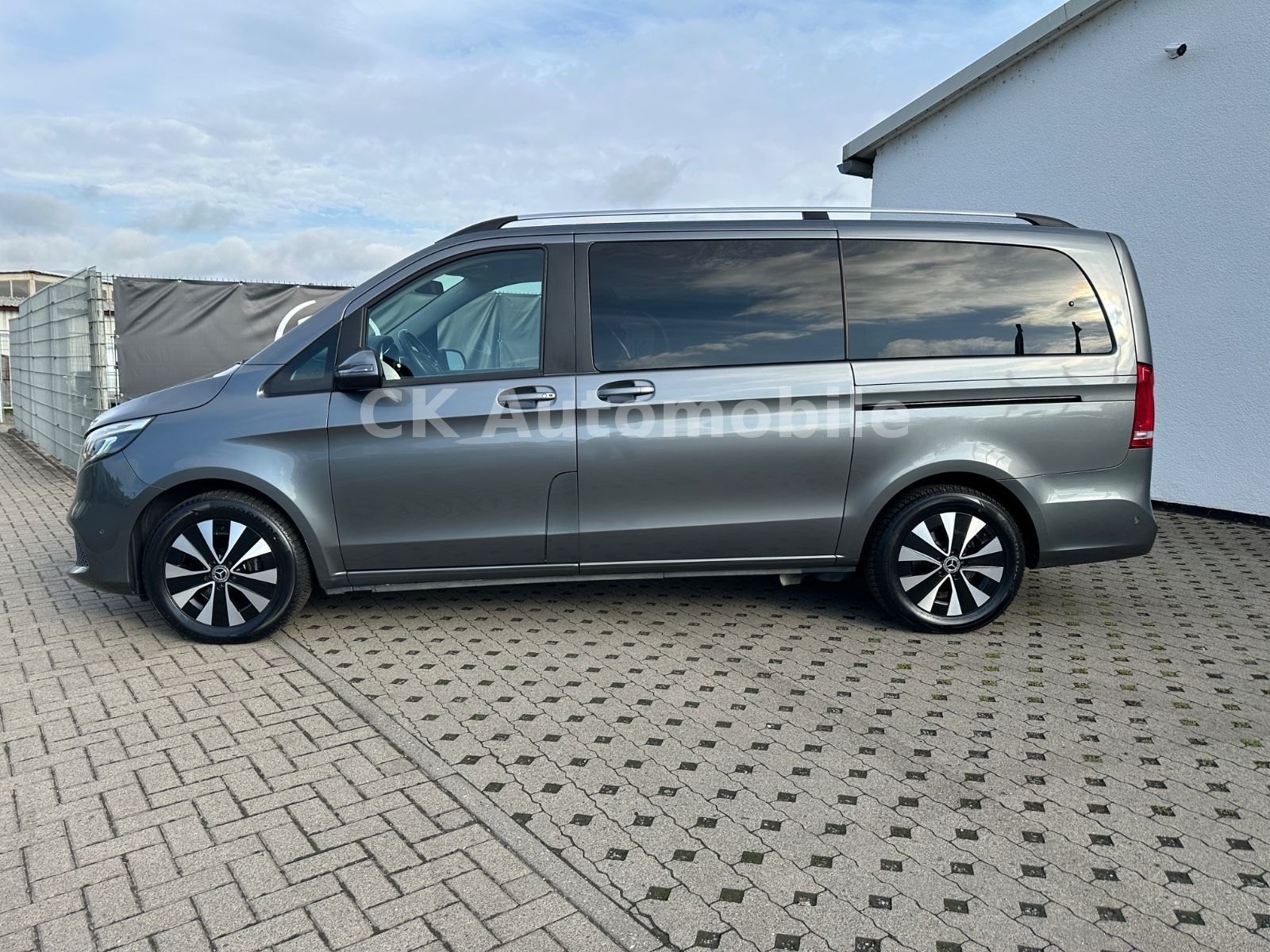 Fahrzeugabbildung Mercedes-Benz V 250d EDITION 4MATIC lang/7 Sitze/Navi/LED/AHK