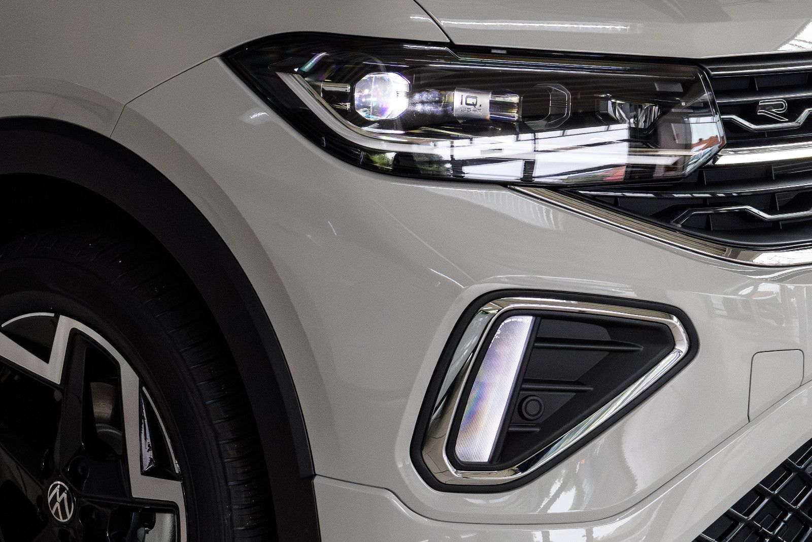 Fahrzeugabbildung Volkswagen T-Cross 1.0 TSI R-Line+DSG+Kamera+AHK+GJ-Reifen
