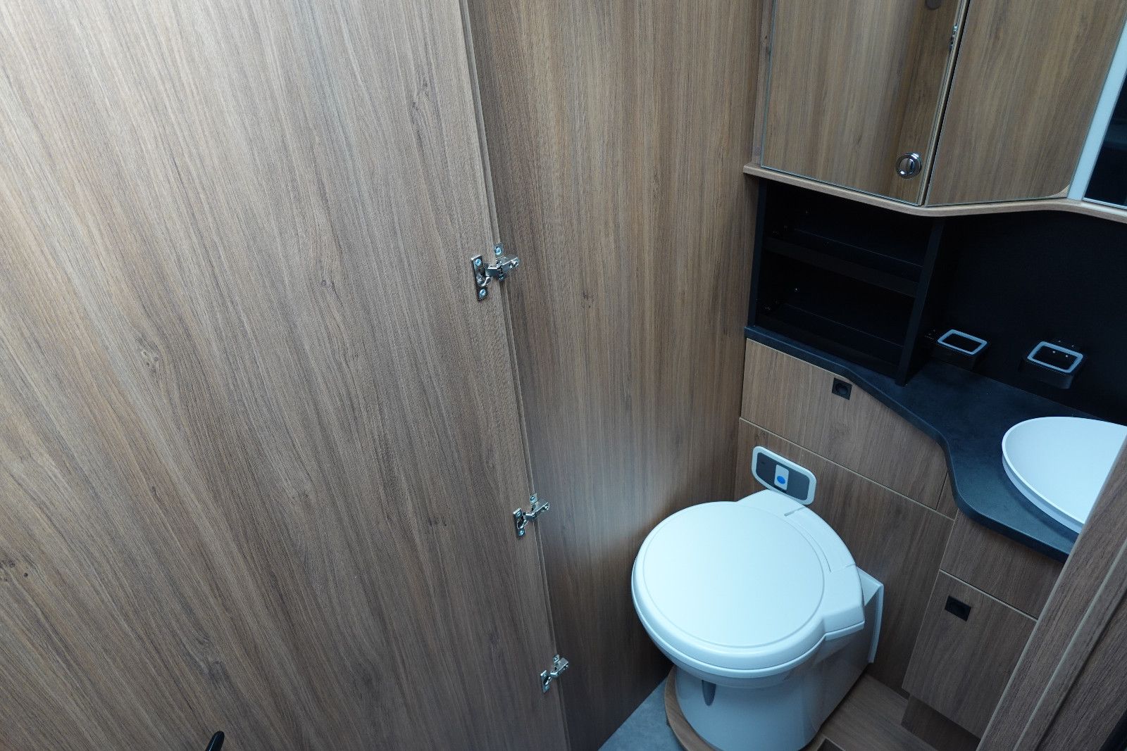 Fahrzeugabbildung Challenger 337 Graphite Edition m. Hubbett M27