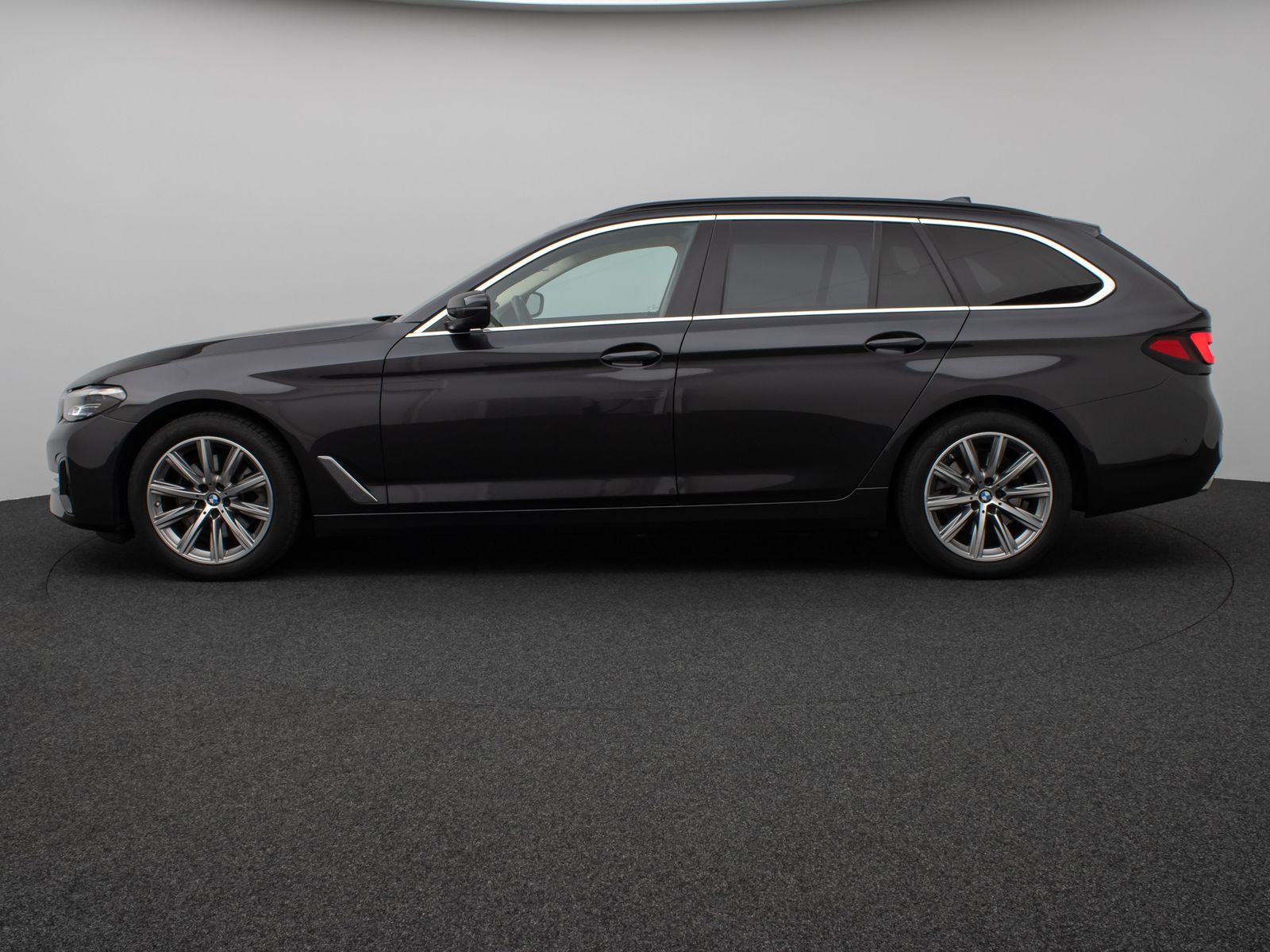 Fahrzeugabbildung BMW 520d Kamera HUD DAB CockPitPro Sitzhzg Alarm LED