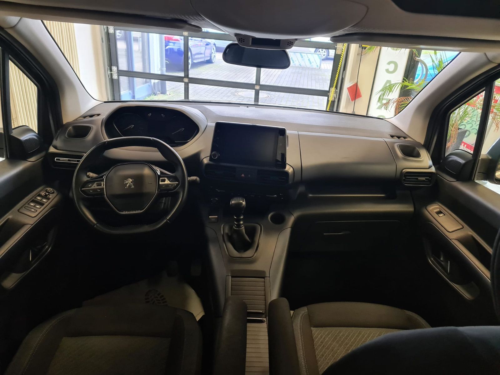 Fahrzeugabbildung Peugeot Rifter Allure L1 / SCHECKHEFT / NAVI