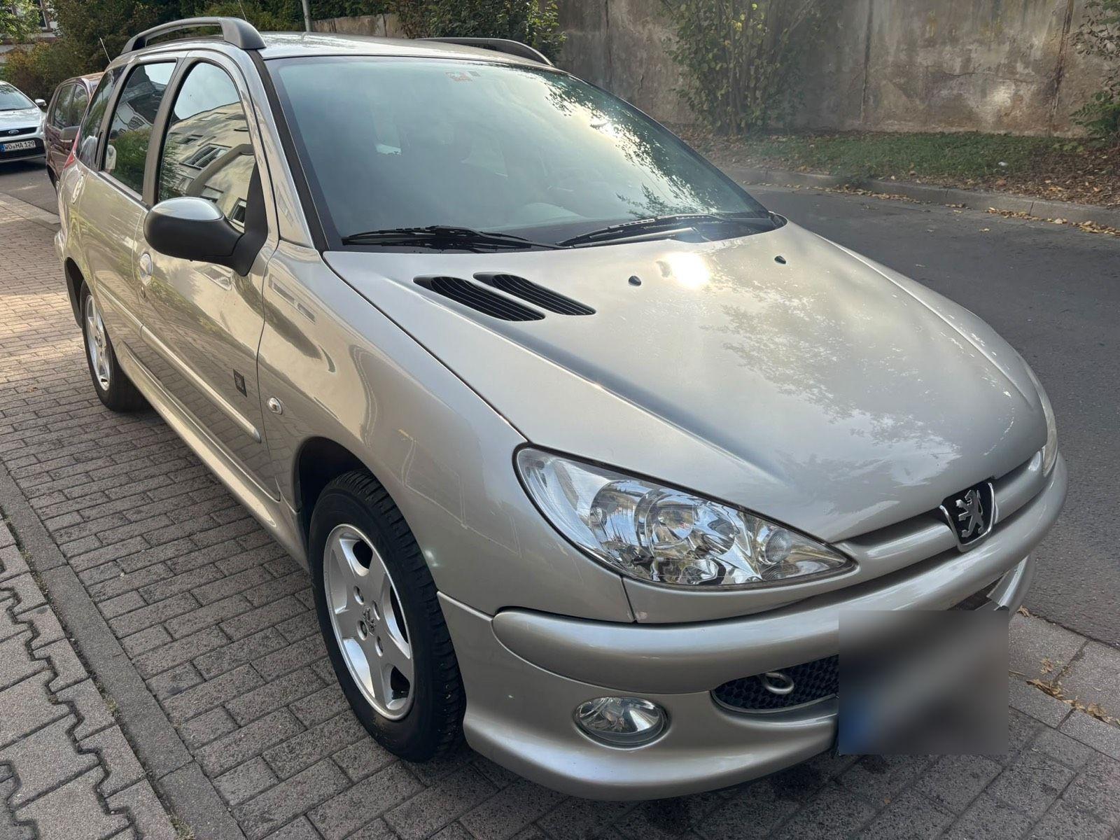 Peugeot  2006 — салон