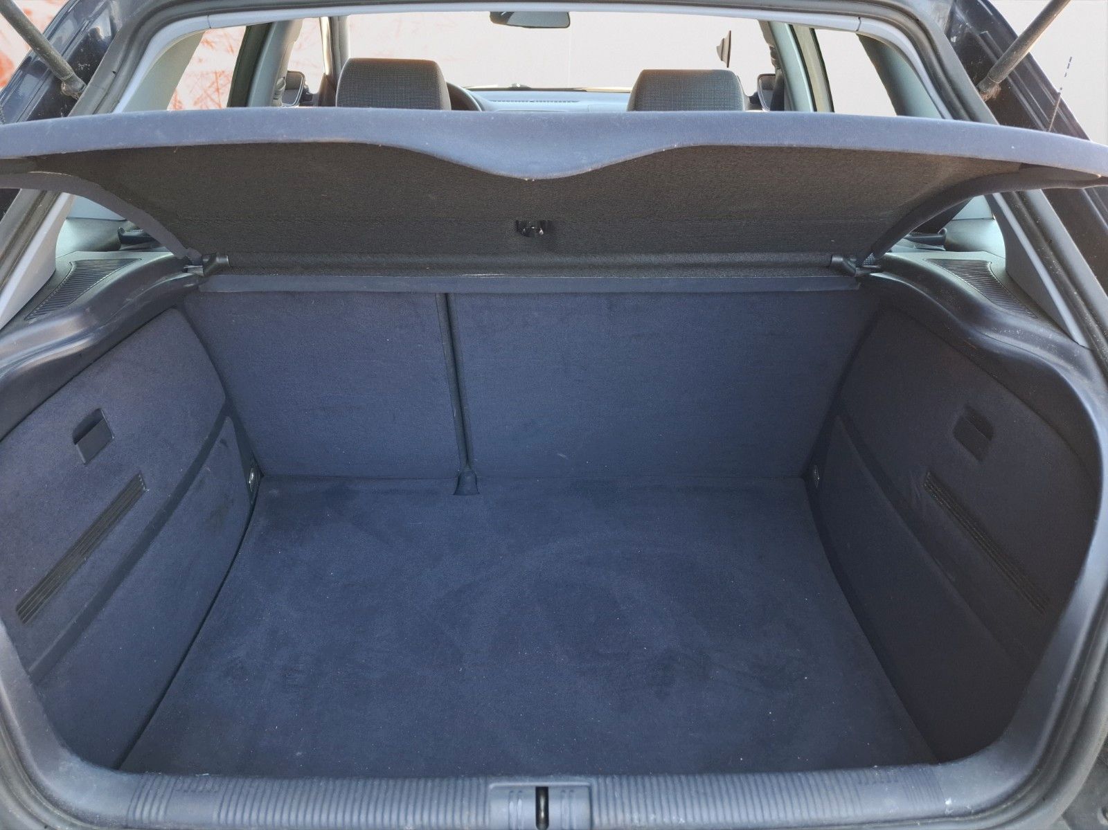 Fahrzeugabbildung Audi A3 1.6 Ambiente ! SHZ ! Klimaautom. ! 2te Hand !
