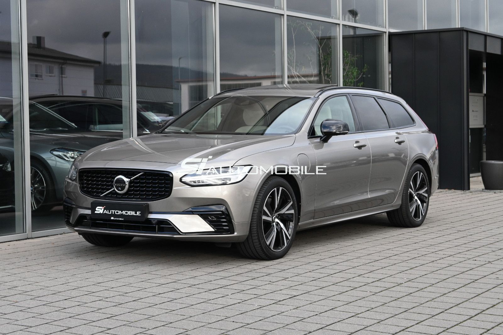Fahrzeugabbildung Volvo V90 T8 AWD Rech R-DESIGN °ACC°AHK°FOUR-C°360°HUD