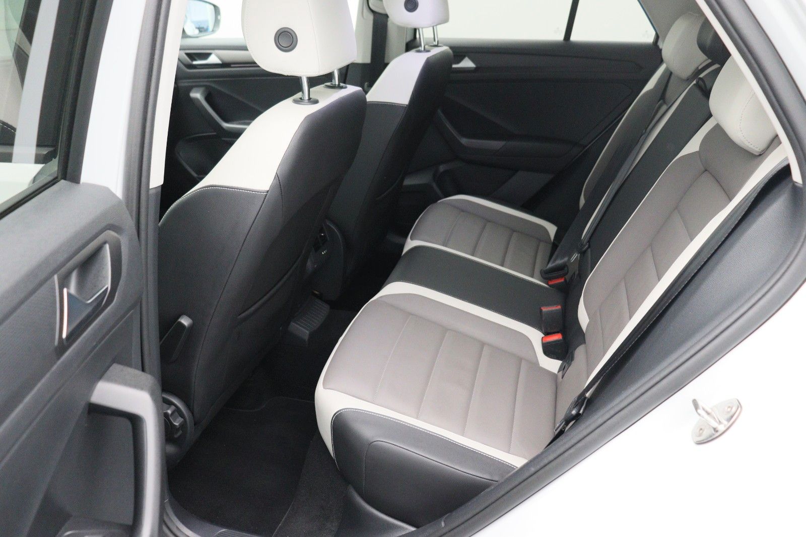 Fahrzeugabbildung Volkswagen T-Roc 2.0 TDI  ACC Navi Kamera LEDER LED