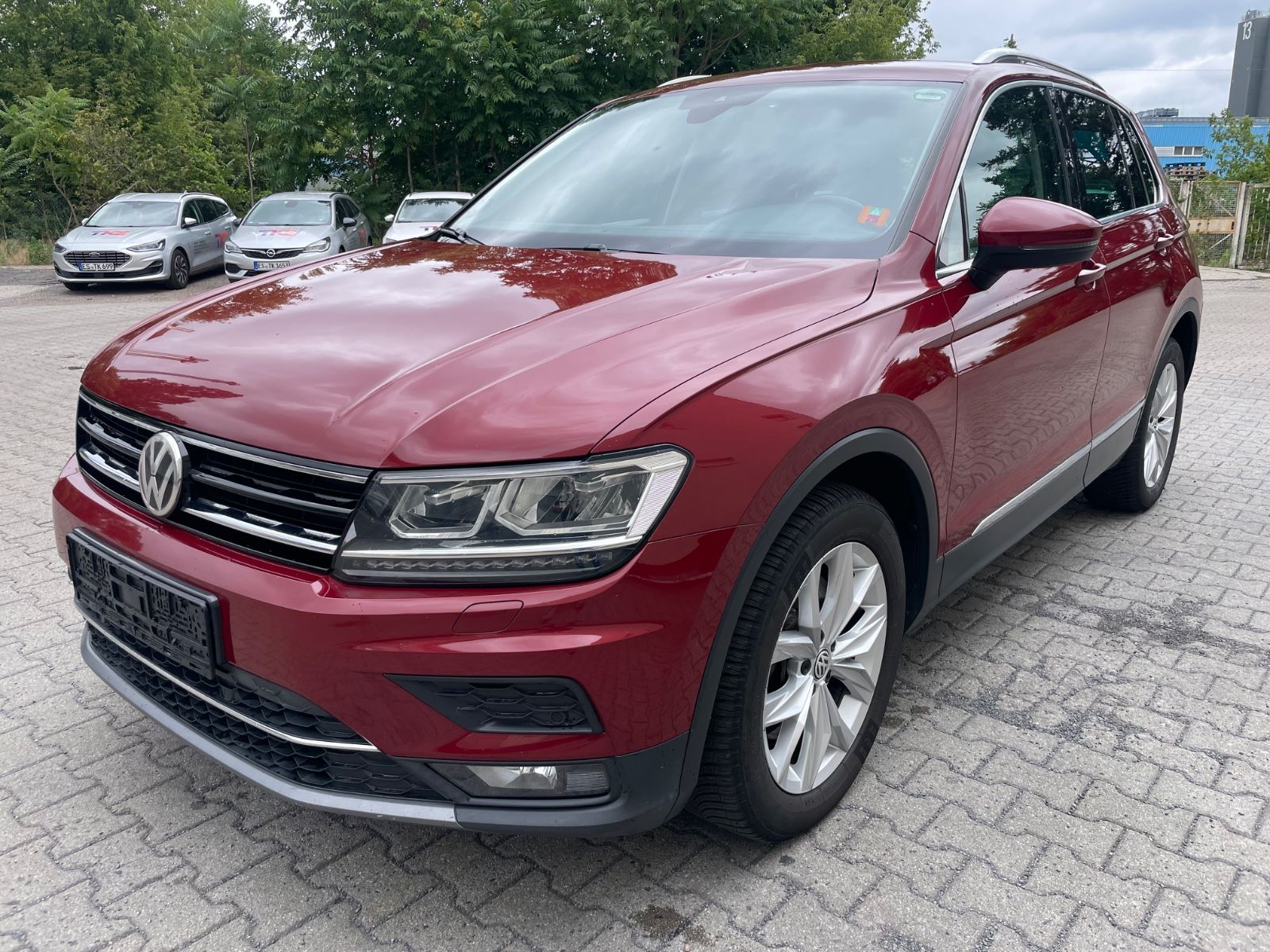 Volkswagen Tiguan - 1