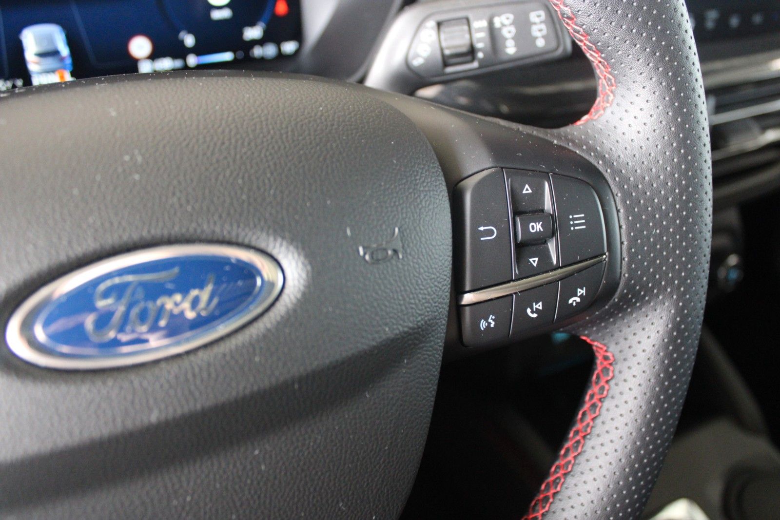 Fahrzeugabbildung Ford Focus ST-Line X Aut. LED ACC Pano HUD WinterPak.