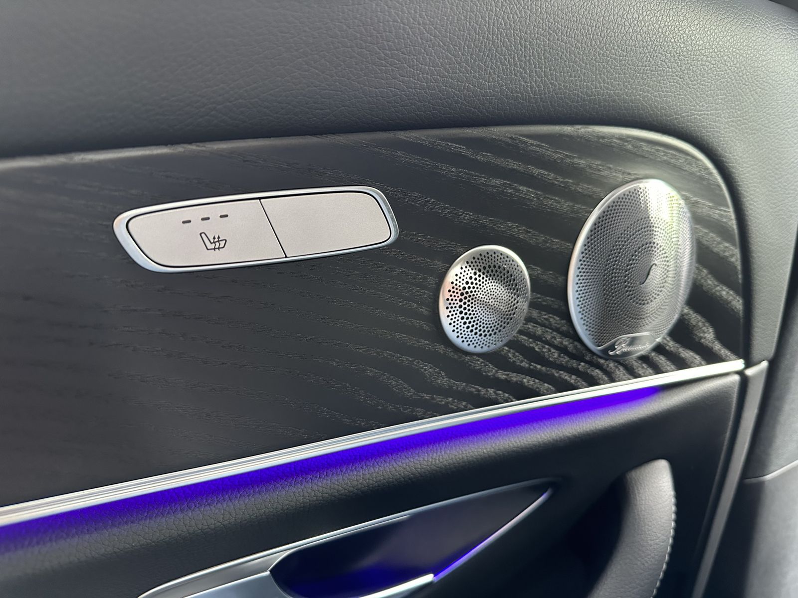 Fahrzeugabbildung Mercedes-Benz E 300de T AMG-Line NAV+LED+AHK+KAMERA+HEAD-UP+PP