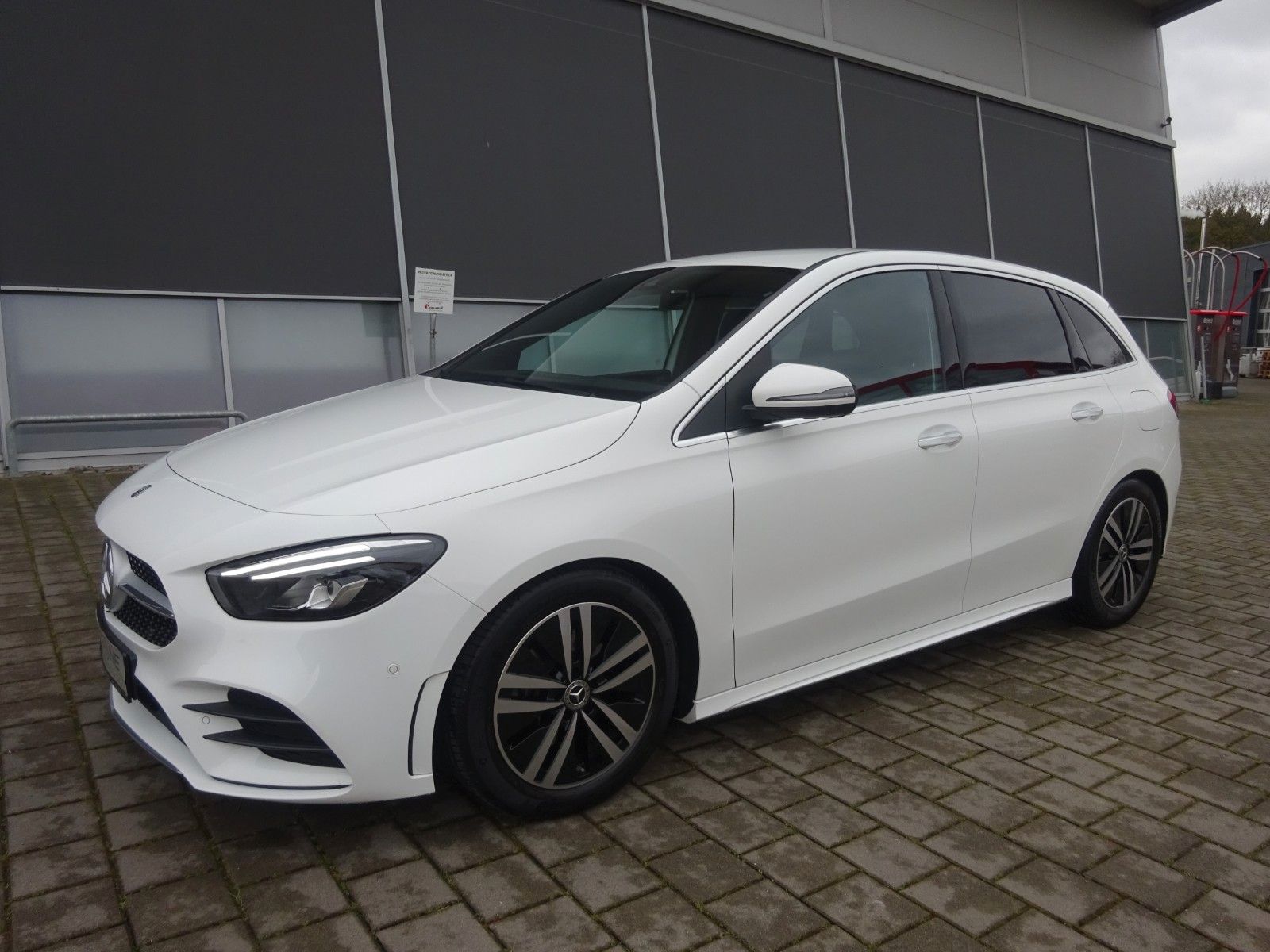 MERCEDES-BENZ B 180 AMG LINE