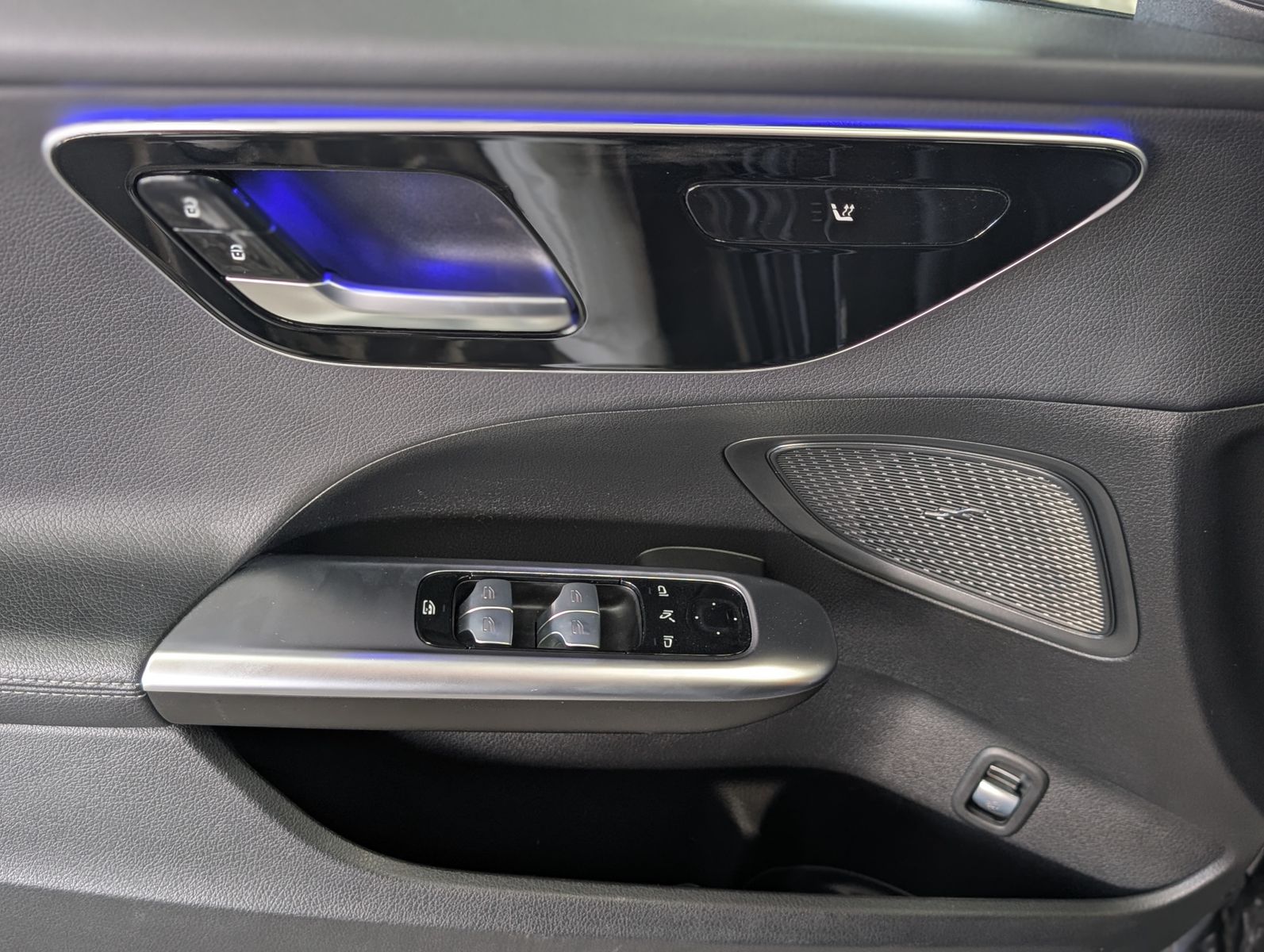 Fahrzeugabbildung Mercedes-Benz C 200 d T Night MBUX DISTRNIC+ AMBI VIRT SHZ KAM