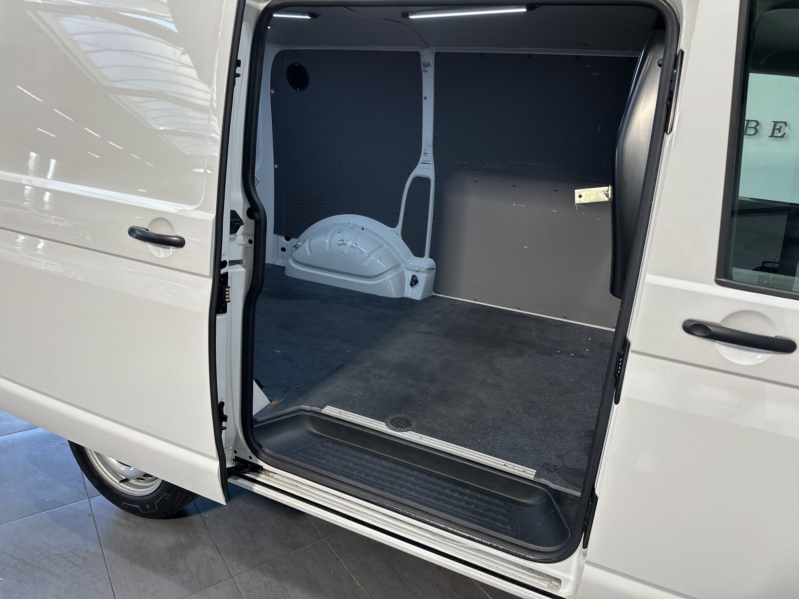 Fahrzeugabbildung Volkswagen T6 Transporter 2.0 TDI Kasten NAV+AHK+SHZ+PP+TEM