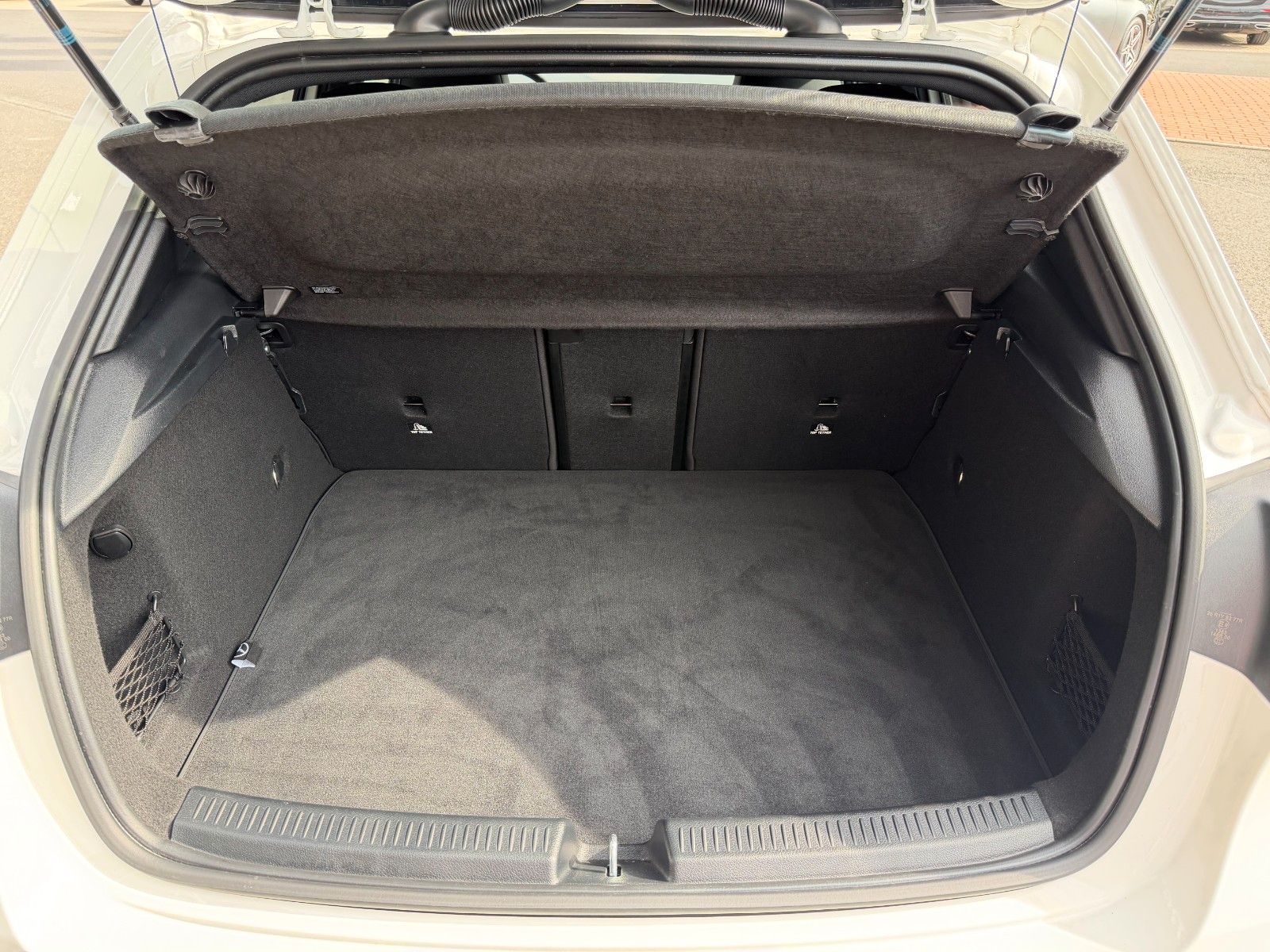 Fahrzeugabbildung Mercedes-Benz A 220 d AMG BURM+AHK+360°+MBEAM+TOTW+DISTR