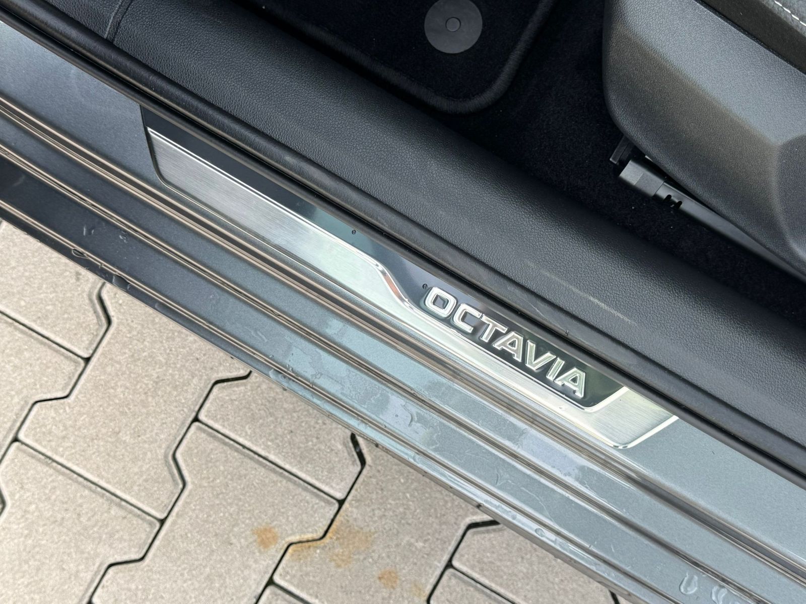 Fahrzeugabbildung SKODA Octavia 2.0 DSG Sportline MATRIX*PANO*CANT.*5J.G