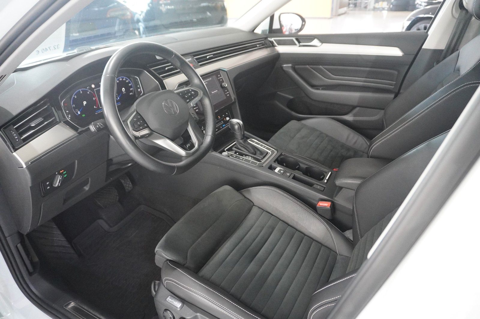 Fahrzeugabbildung Volkswagen Passat Vari. 2.0D R-LINE 4M NAVI/LED/KAMERA/AHK