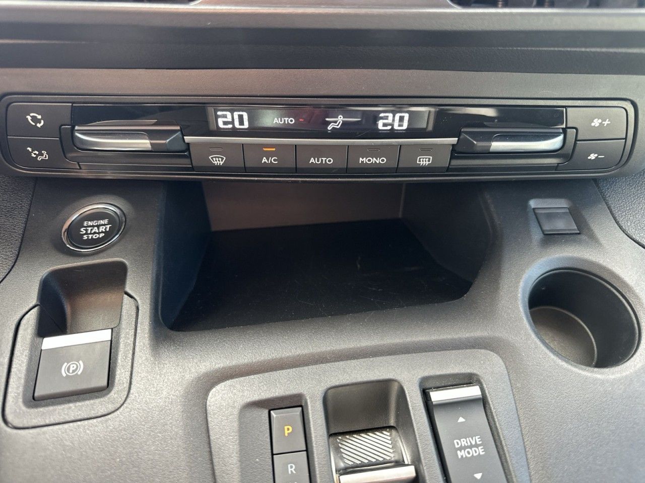Fahrzeugabbildung Citroën Berlingo Feel Elektromotor M-Cam*StHz*AHK* - mit KI generiert/bearbeitet