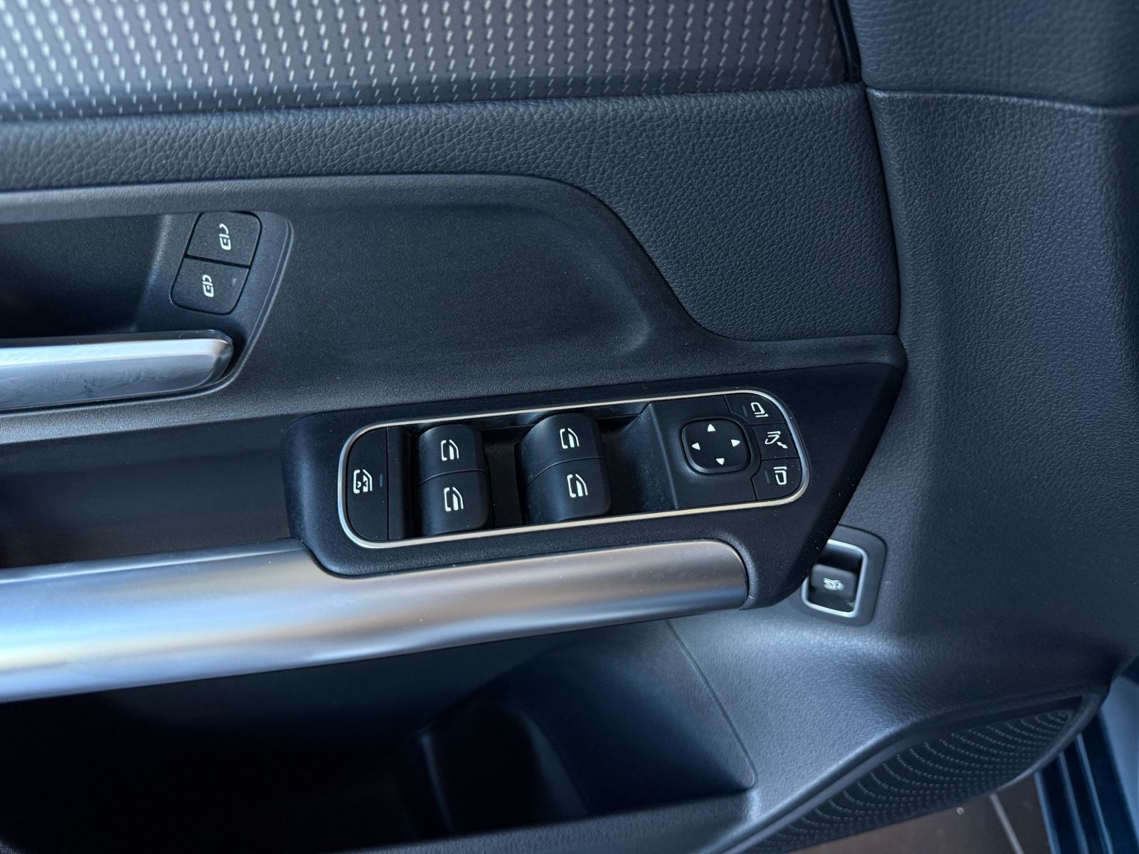 Fahrzeugabbildung Mercedes-Benz B 220 4Matic PANO LED NAV RFK SHZ ALU