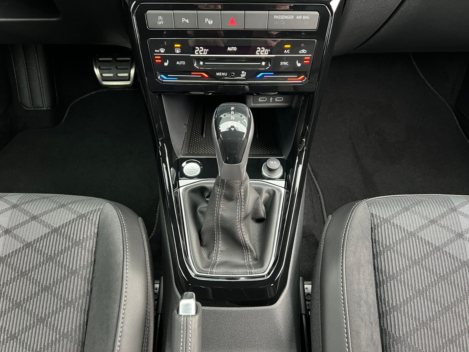 Fahrzeugabbildung Volkswagen T-Cross R-Line 1.5 TSI DSG *AHK, IQ.LIGHT, ACC,