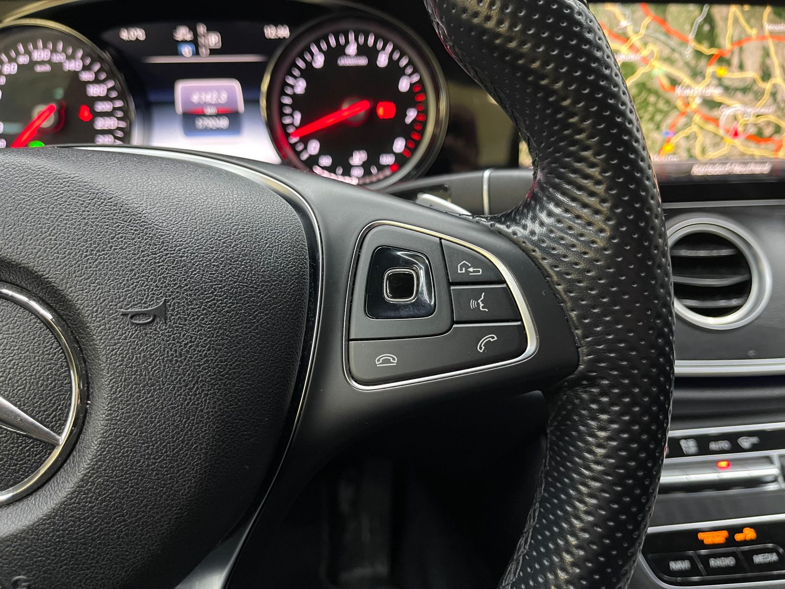 Fahrzeugabbildung Mercedes-Benz E 400 4M Exclusiv MULTIB+STDHZ+MEMO+360°+ACC+AMG