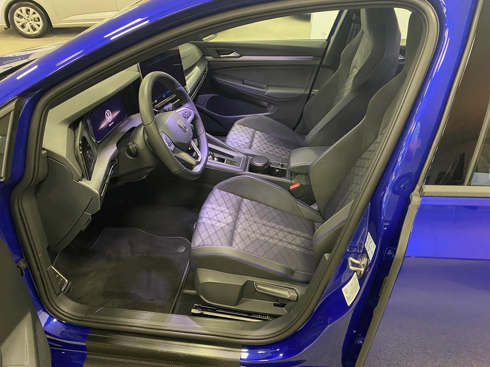 Fahrzeugabbildung Volkswagen Golf 1.5 eTSI R-Line DSG+ACC+360°+HUD+HARMAN KAR
