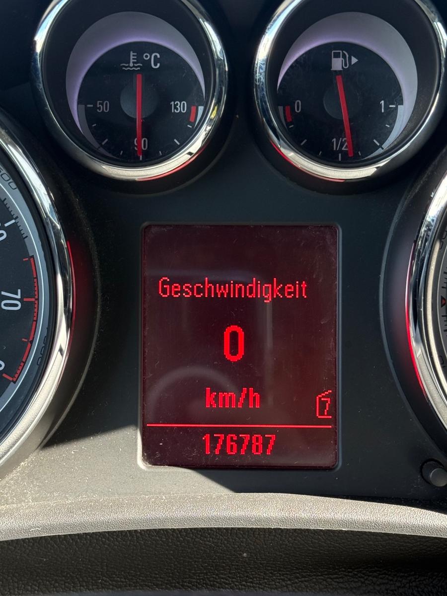Opel Astra 2011 — photo 13