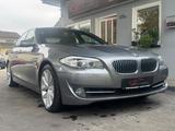 BMW 520 Baureihe 5 Lim. 520 i TOP Zustand - BMW 520 aus 2013 mit Benzin-Antrieb: Limousine
