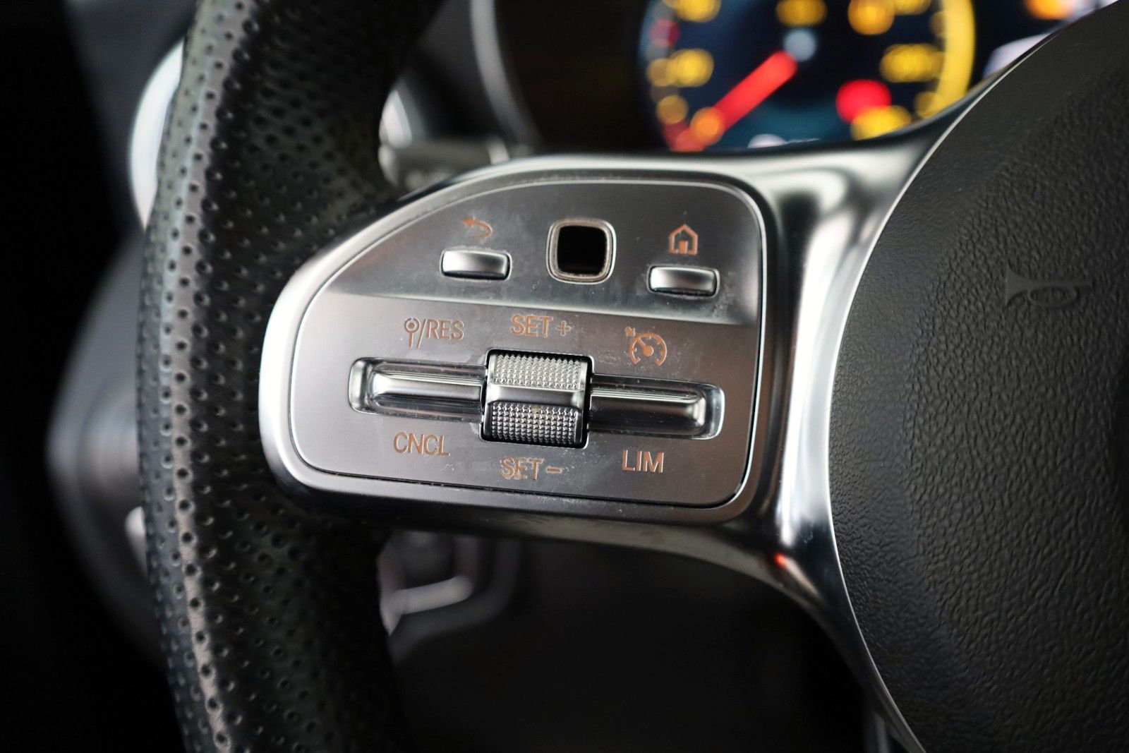 Fahrzeugabbildung Mercedes-Benz GLC 200d AMG Line TLeder,Navi,LED,Night/Park Pak