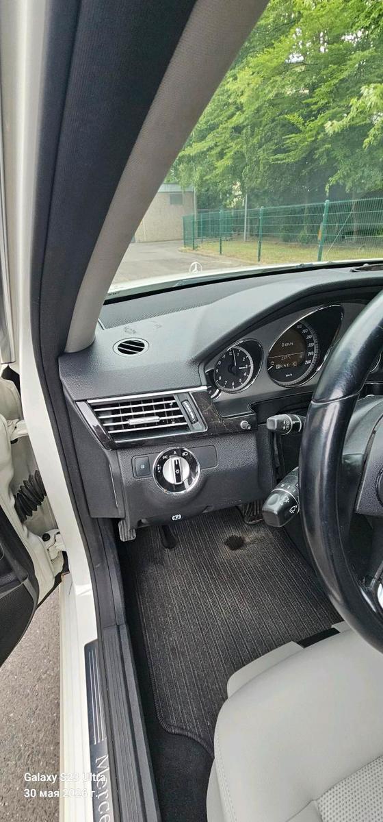 Mercedes-Benz E200 2010 — photo 11