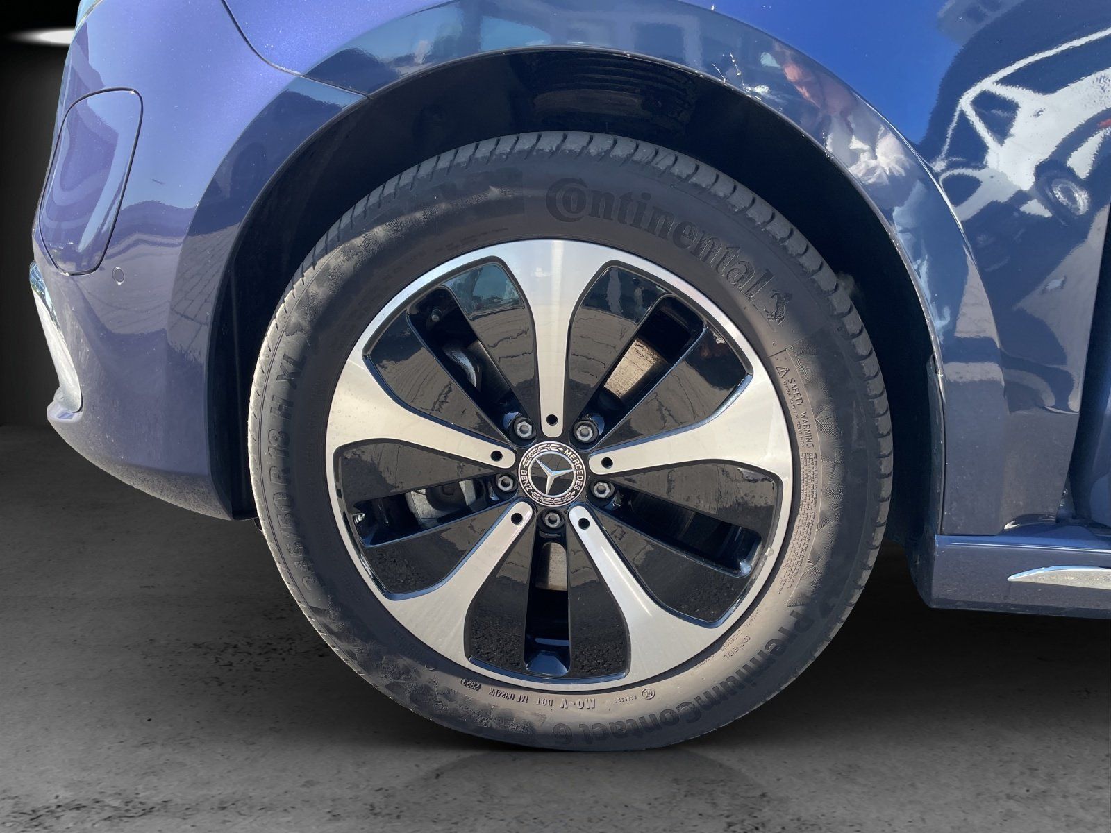 Fahrzeugabbildung Mercedes-Benz EQV300 L AVANTGAR Pano DISTRO Sitzklima AIRMATIC
