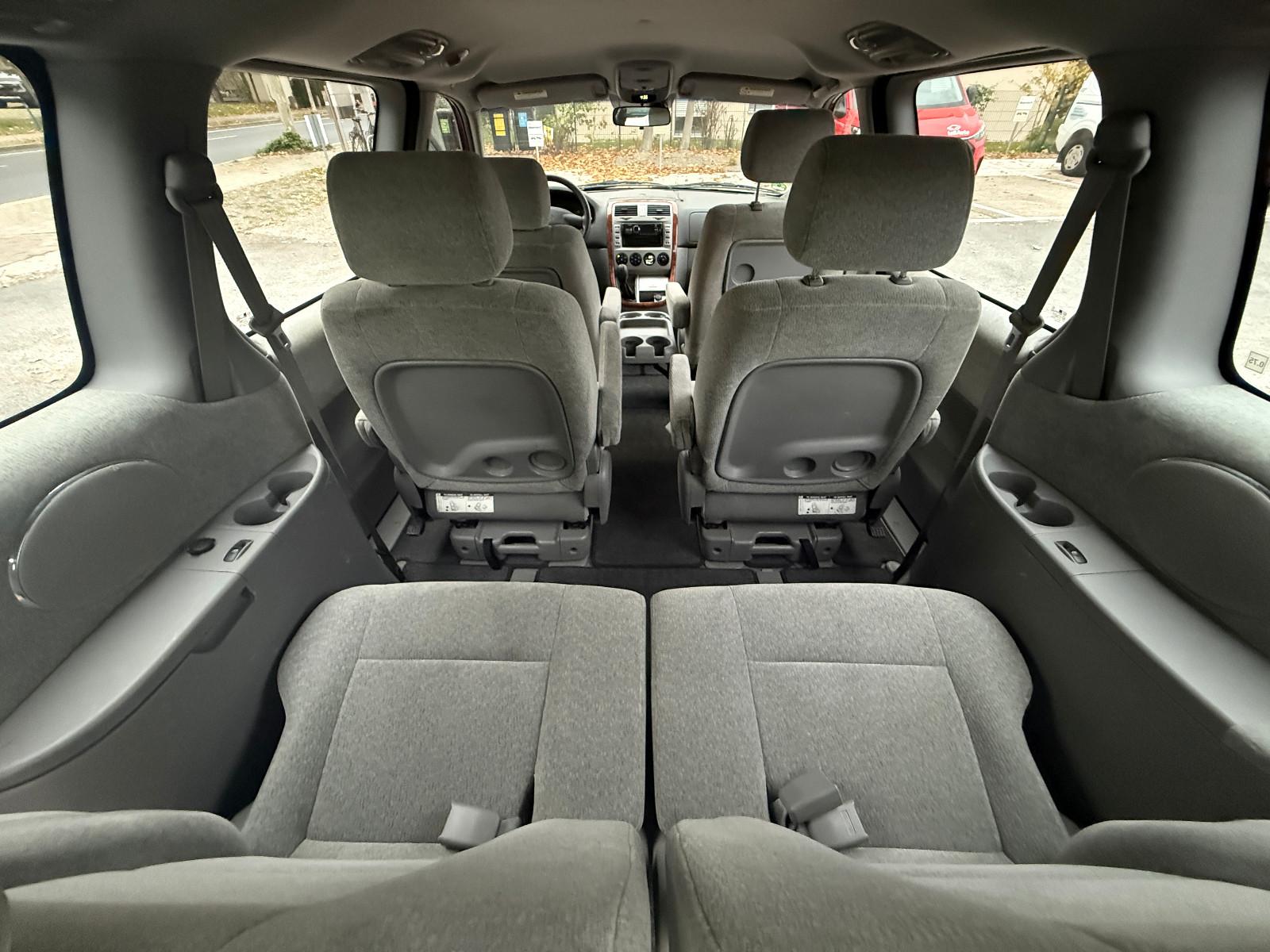 Kia Carnival 2006 — rear view