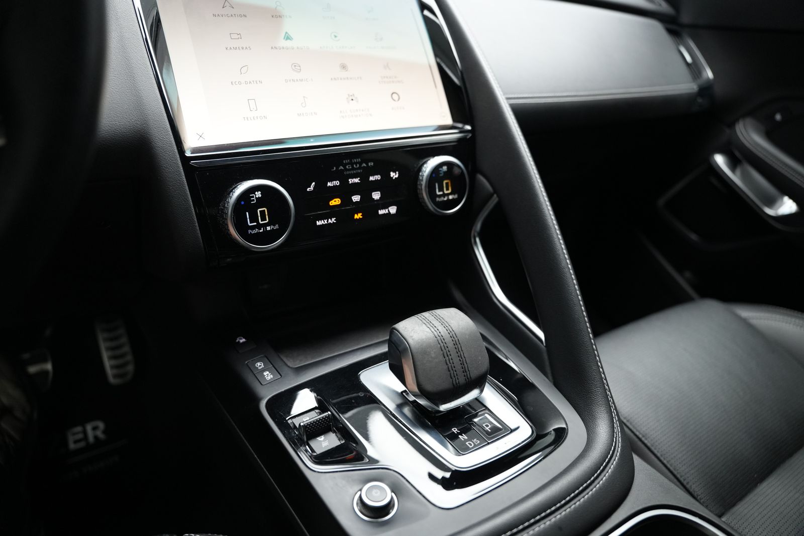 Fahrzeugabbildung Jaguar E-PACE R-Dynamic SE *Meridian*Memory*Virtual*ACC