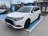 Mitsubishi Outlander 2.4 MIVEC PLUG-IN HYBRID 4WD Top PHEV - Mitsubishi Outlander von privat