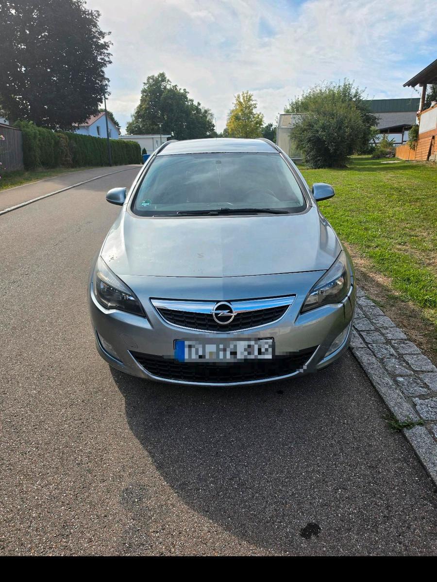 Opel Astra 2013 — rear view