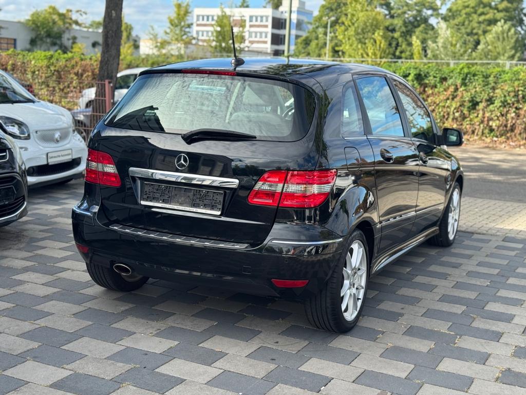 Mercedes-Benz B 180