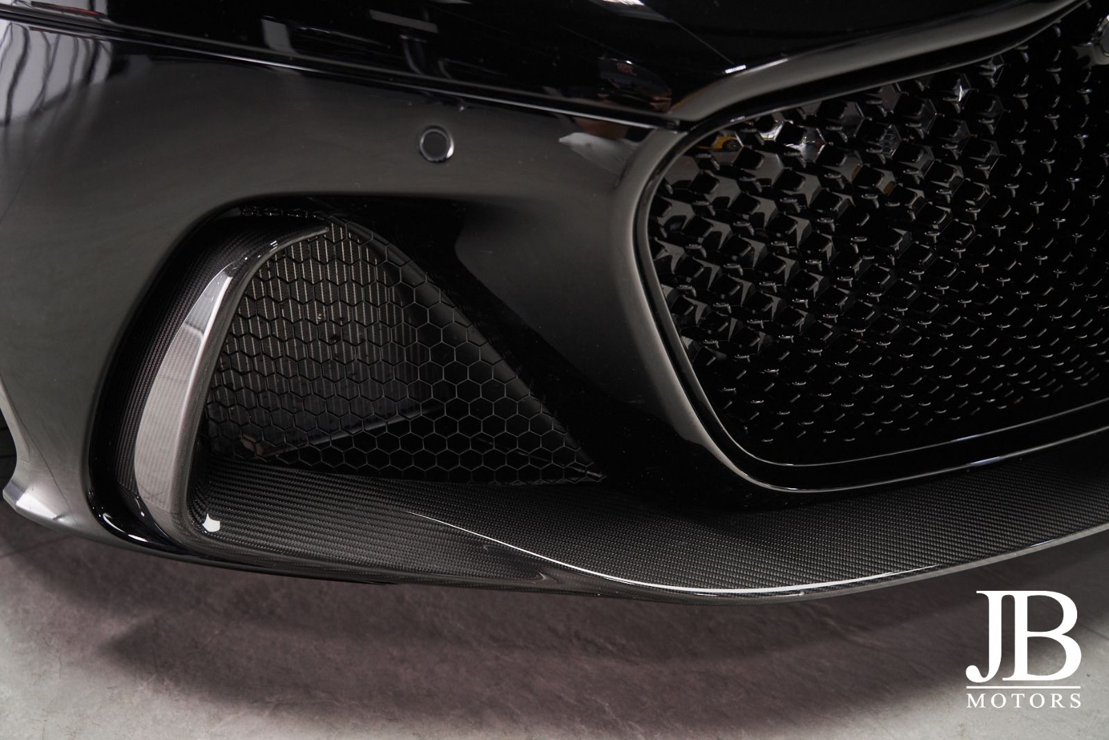 Fahrzeugabbildung Aston Martin DBS V12 770 Ultimate Carbon Performance Seats
