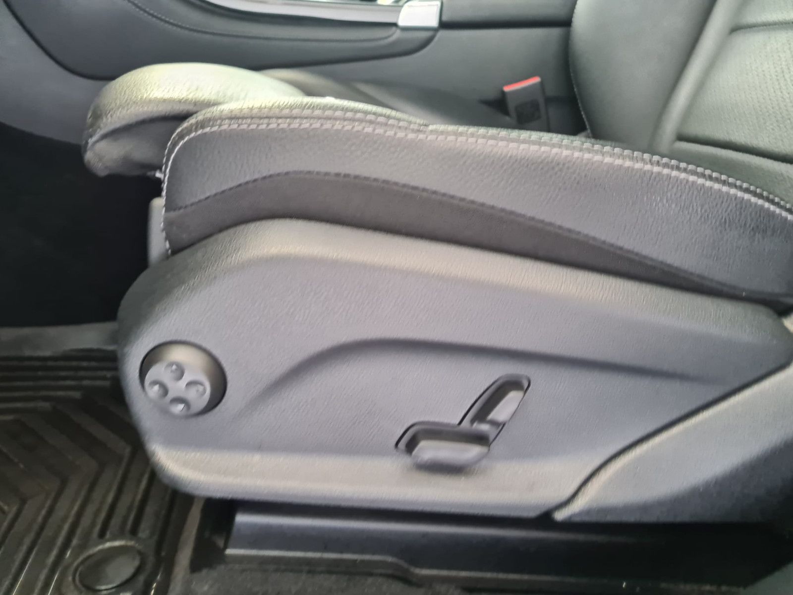 Fahrzeugabbildung Mercedes-Benz GLC 220 4Matic/LEDER/NAVI/SCHECKHEFT
