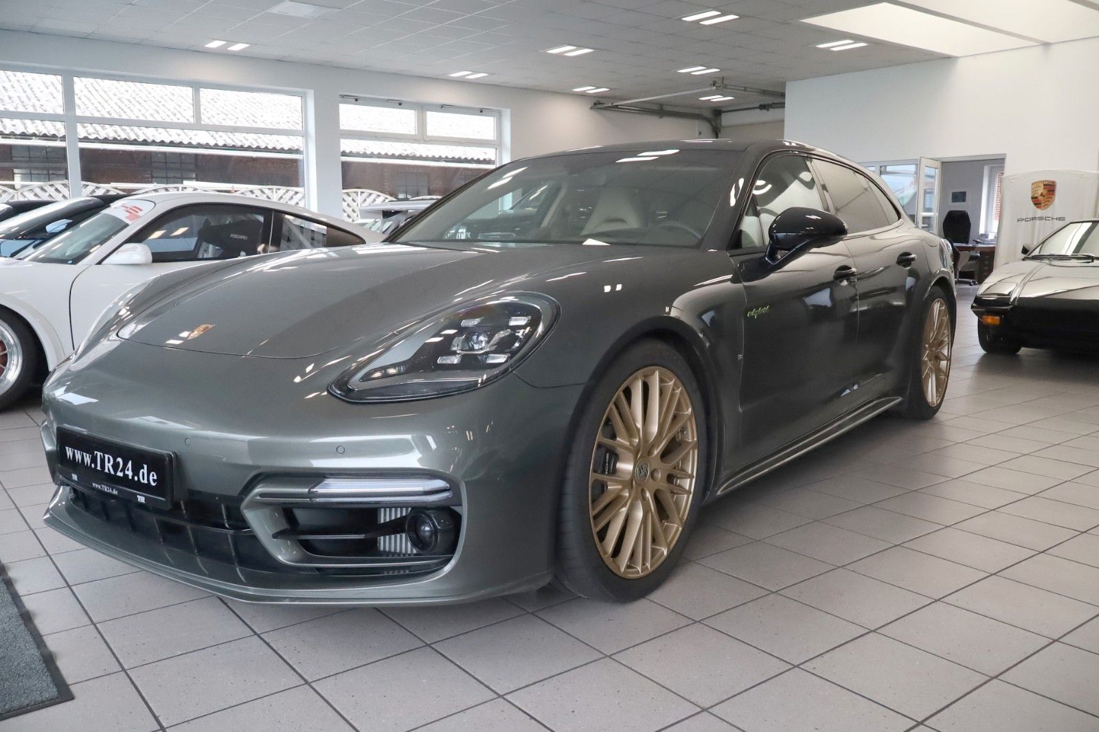 Fahrzeugabbildung Porsche Panamera Sport Turismo 4 E-Hybrid Platinum Edt.