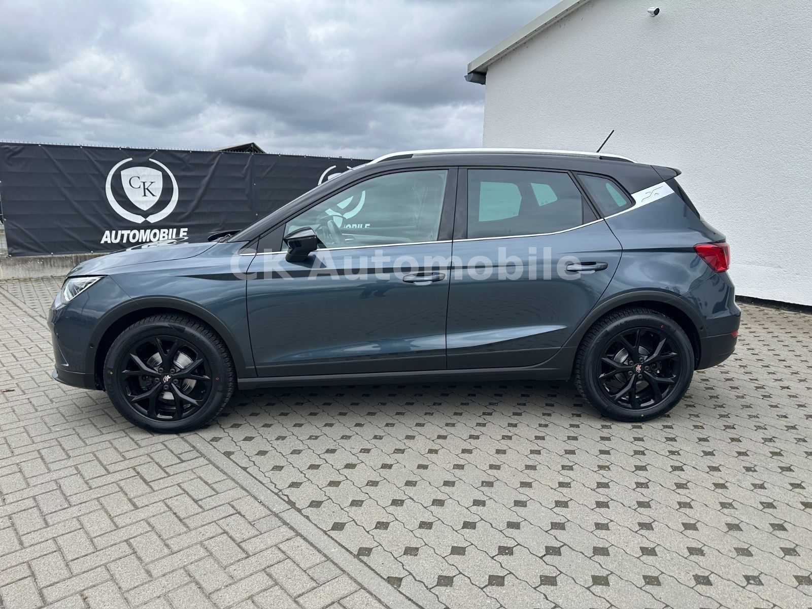 Fahrzeugabbildung SEAT Arona 1.5 TSI 110kW FR DSG/Navi/LED/Kam/AHK