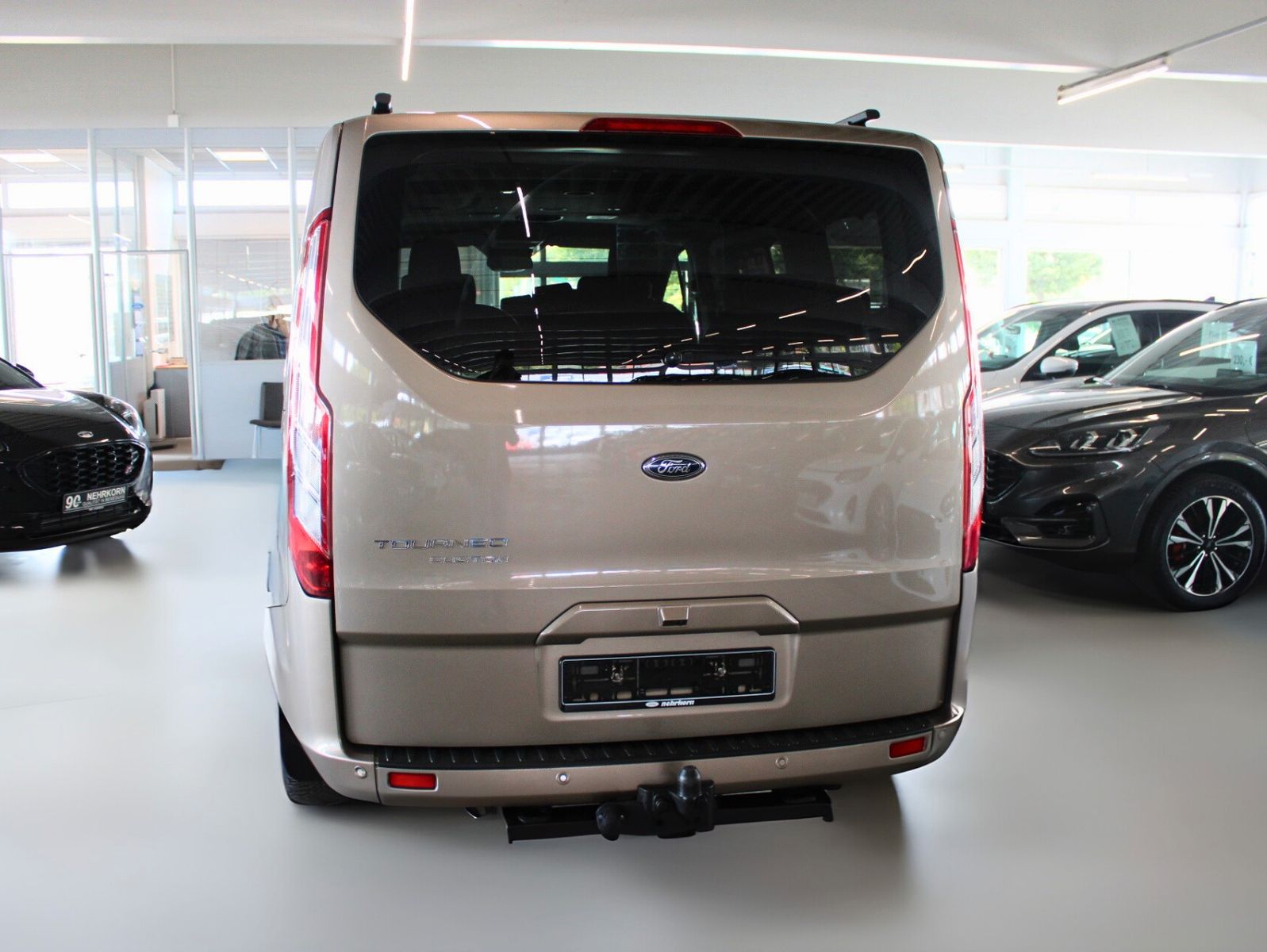 Fahrzeugabbildung Ford Tourneo Custom Titanium Aut. 8-Si STDZ LEDER AHK