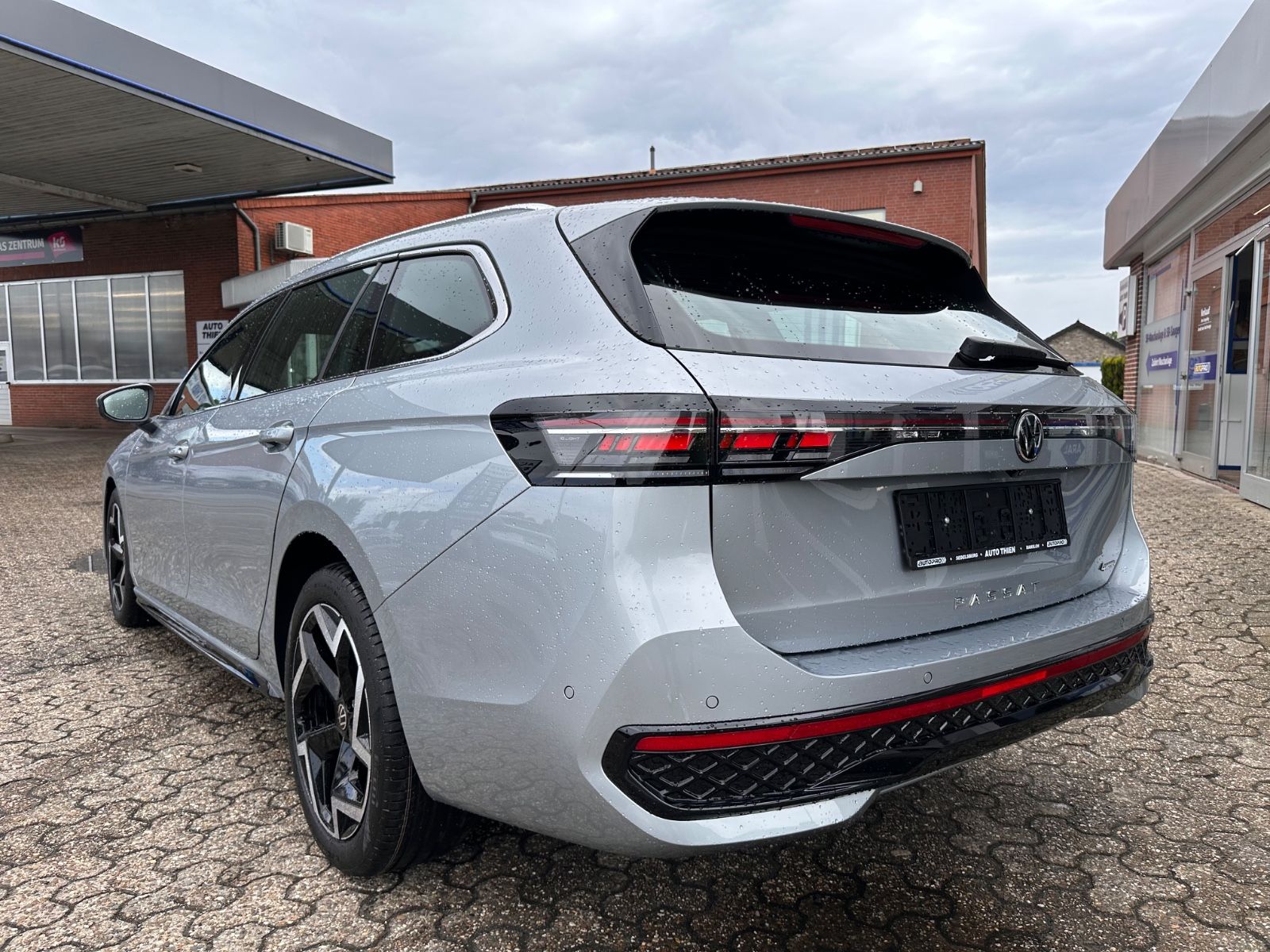 Fahrzeugabbildung Volkswagen Passat Variant 2.0 TDI 4M R-Line Matrix/AHK/Navi