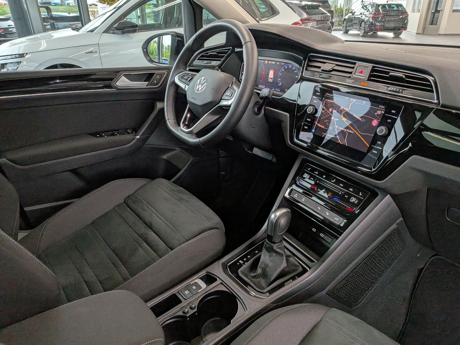Fahrzeugabbildung Volkswagen Touran 2.0 DSG R-Line High Pano 7-Si IQ AHK VOLL